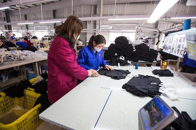 大姐組建5個班組，工人月工資可達6000元 臨時變身口罩工服裝廠復工復產紀實